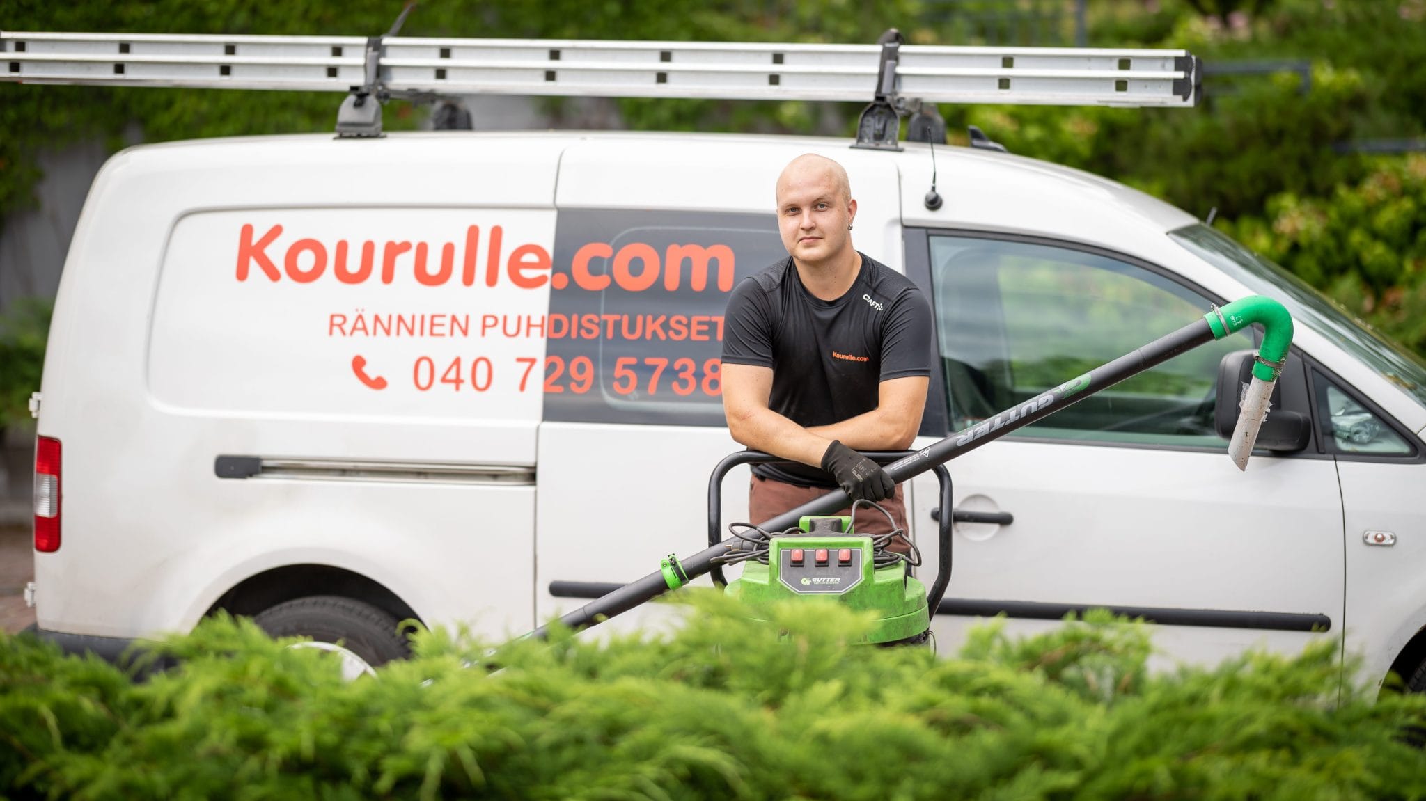 Vesikourujen eli rännien puhdistus